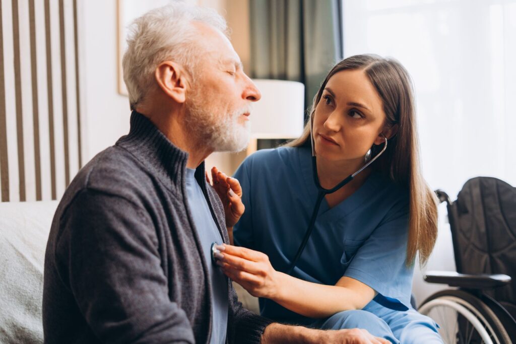 senior isolé ayant besoin de l'accueil d ejour pour retrouver une vie sociale